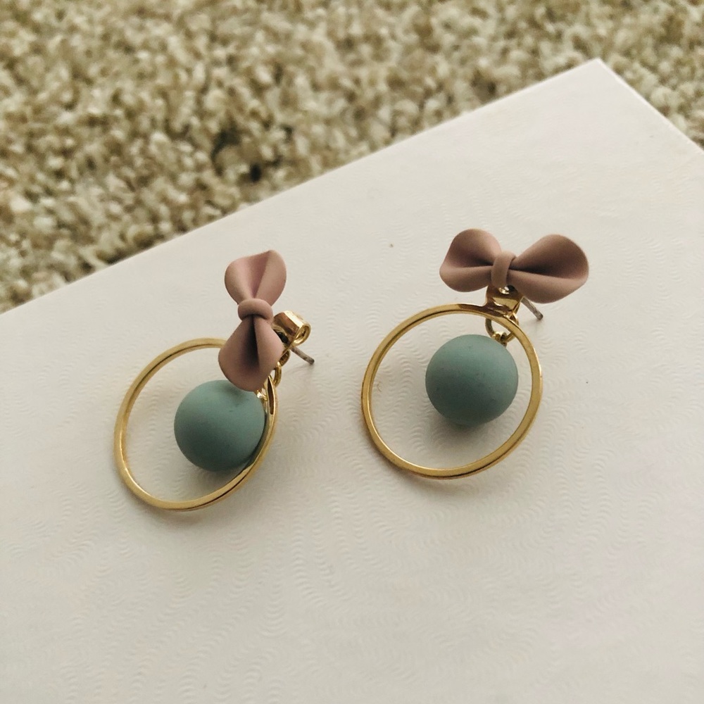 Bow tie earring